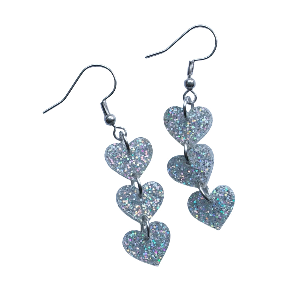 Triple hartjes oorbellen - glitter acryl - zilverkleurig