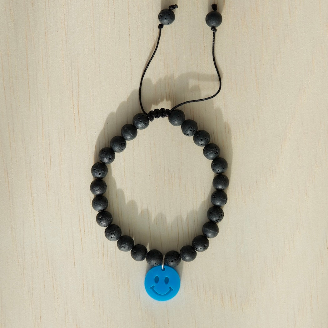 Stoere jongensarmband met lavasteen en smiley