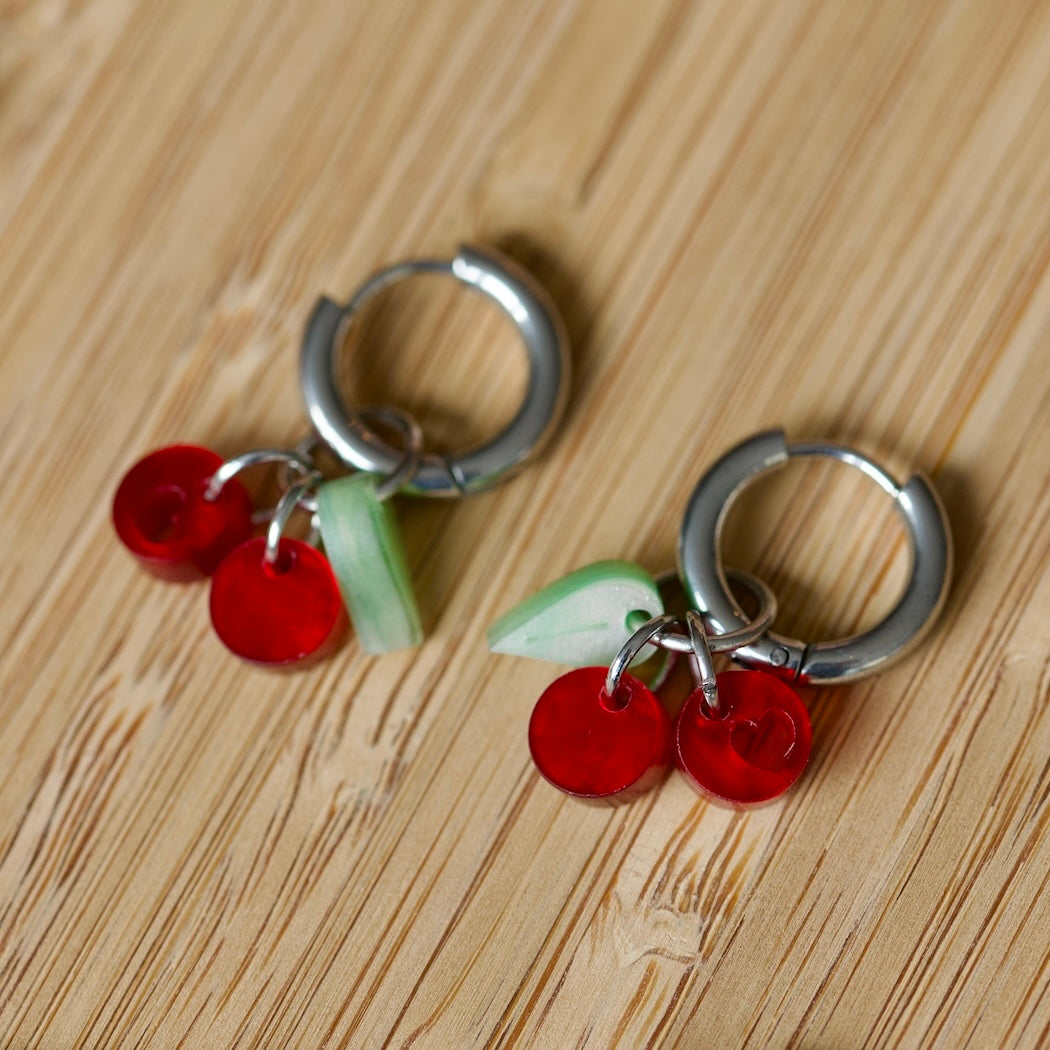 Oorbellen - creolen met kersjes – acryl hanger