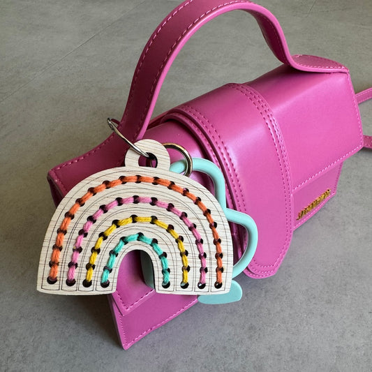 Tasaccessoire DIY regenboog borduren
