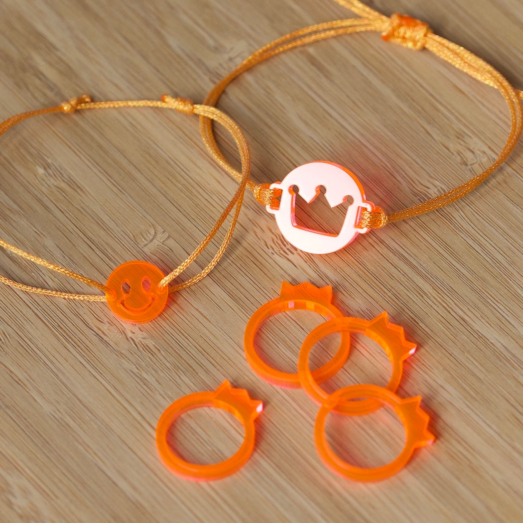 Armbandjes set – Neon oranje kroontje & smiley