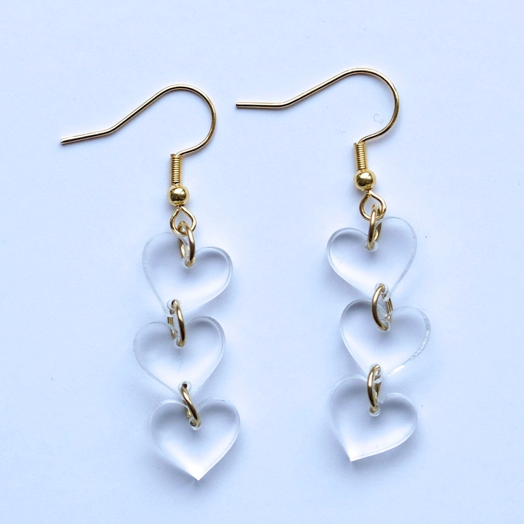 Triple hartjes oorbellen - transparant acryl