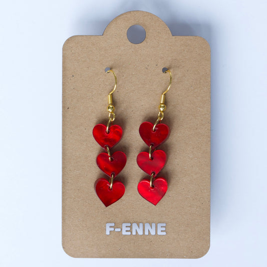 Triple hartjes oorbellen – rode acryl