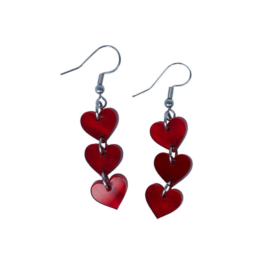 Triple hartjes oorbellen – rode acryl