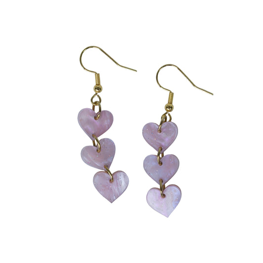 Triple hartjes oorbellen – roze gemêleerd acryl