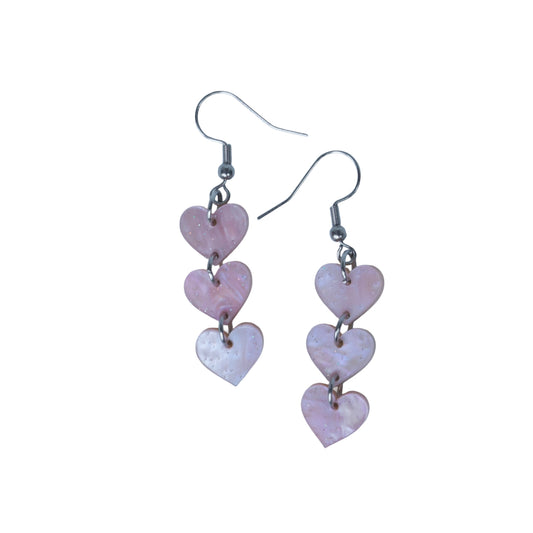 Triple hartjes oorbellen – roze gemêleerd acryl