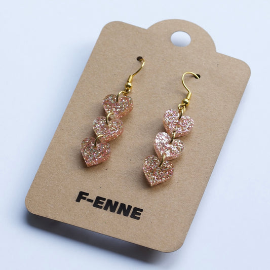 Triple hartjes oorbellen - glitter acryl - goudkleurig