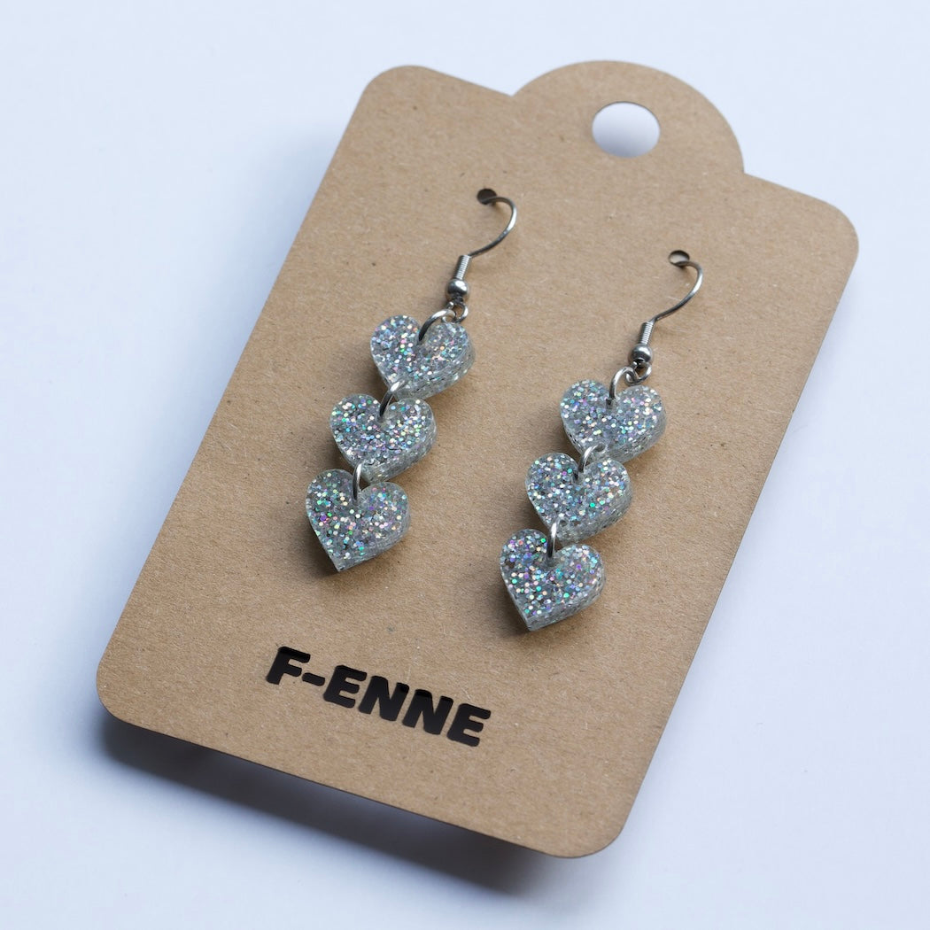 Triple hartjes oorbellen - glitter acryl - zilverkleurig