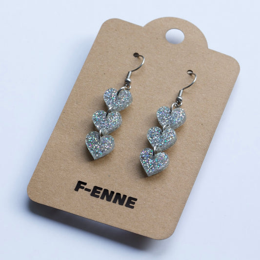 Triple hartjes oorbellen - glitter acryl - zilverkleurig