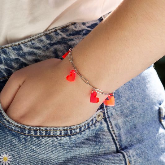 Bedelarmband – Neon-roze Hartjes