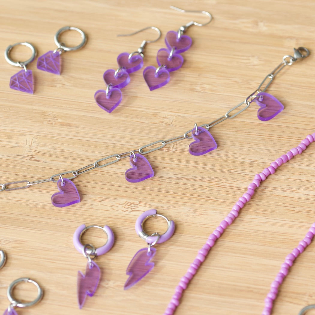 Bedelarmband – Paarse Hartjes