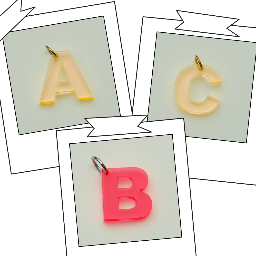 Acryl Bedeltje – Initiaal