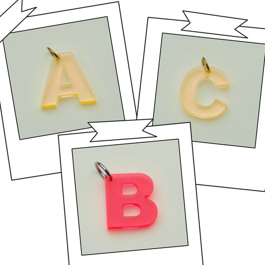 Acryl Bedeltje – Initiaal