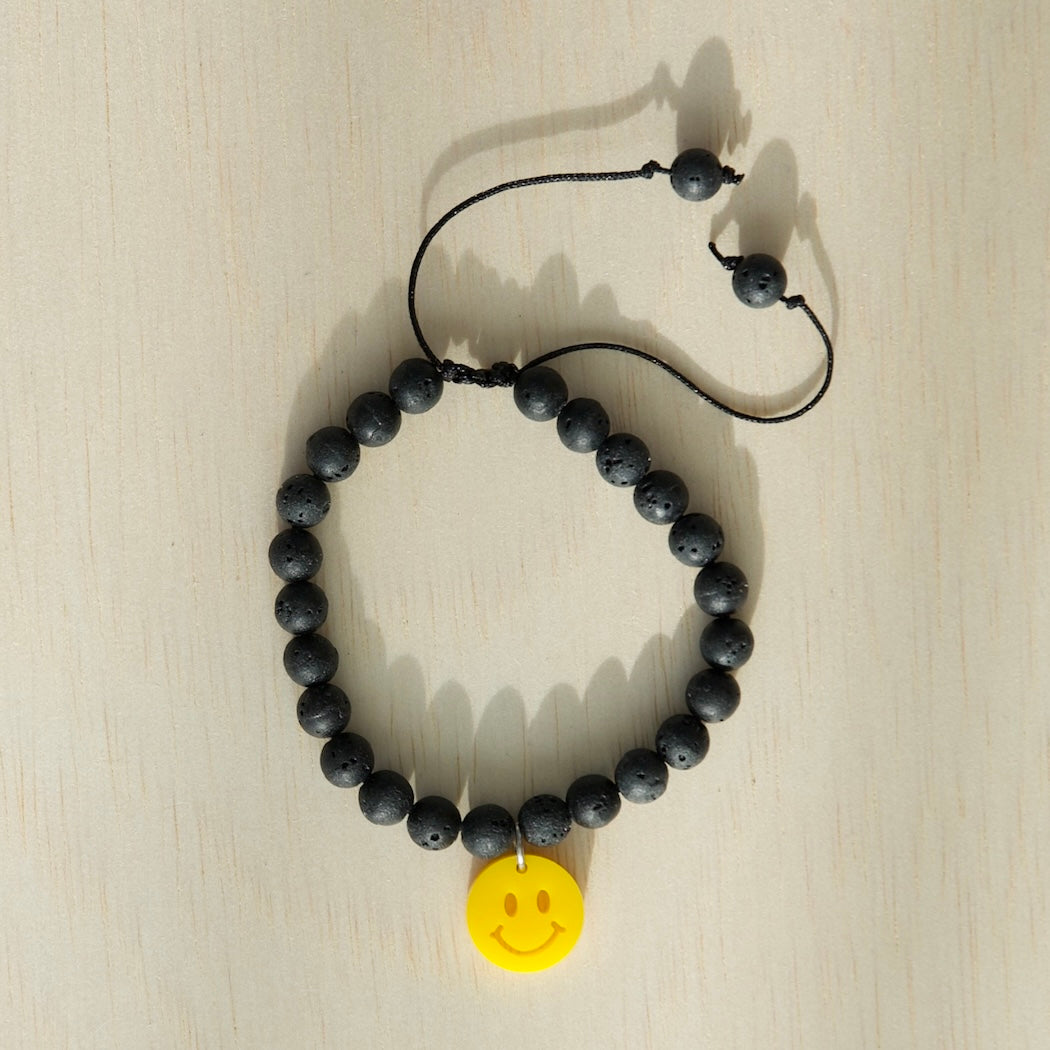 Stoere jongensarmband met lavasteen en smiley
