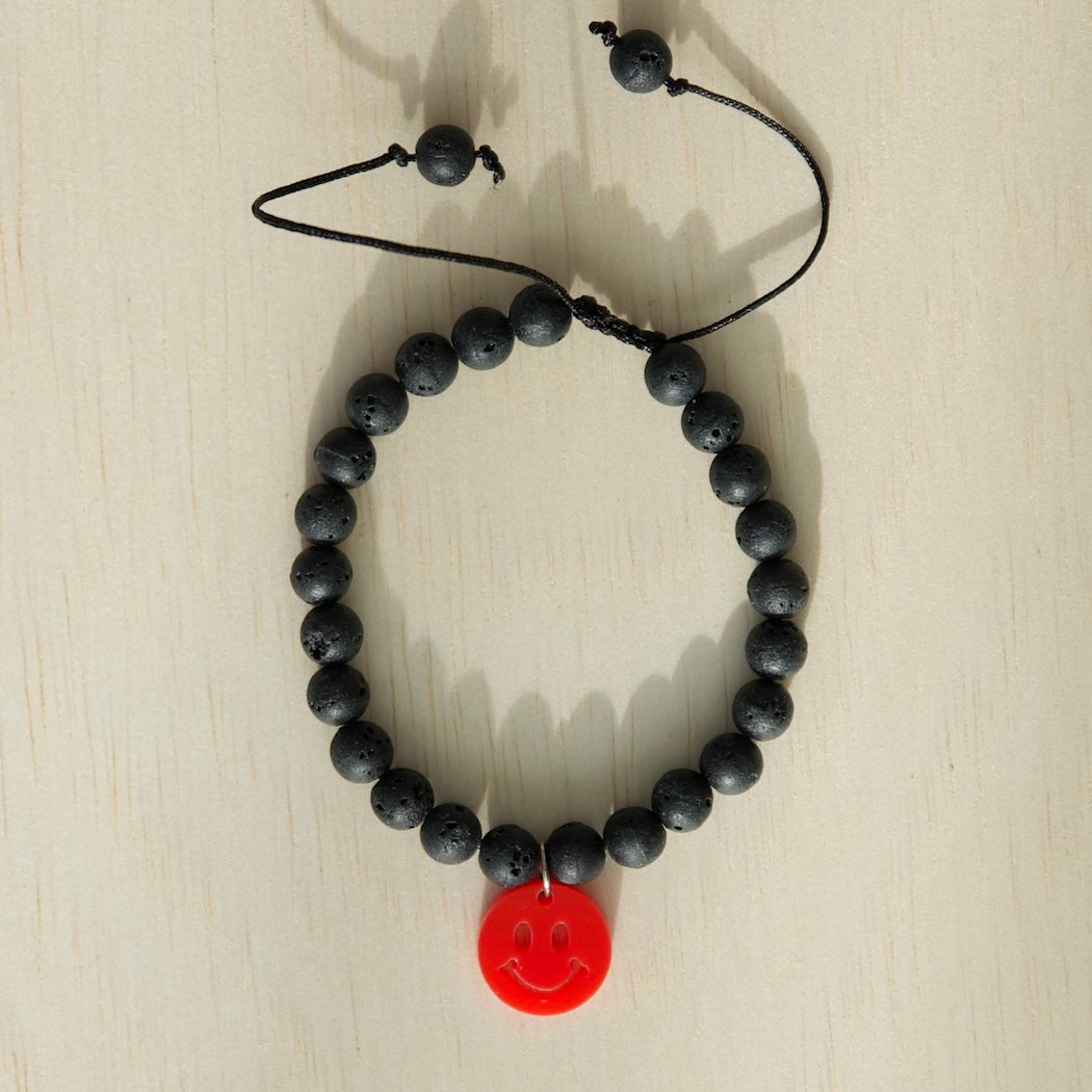 Stoere jongensarmband met lavasteen en smiley