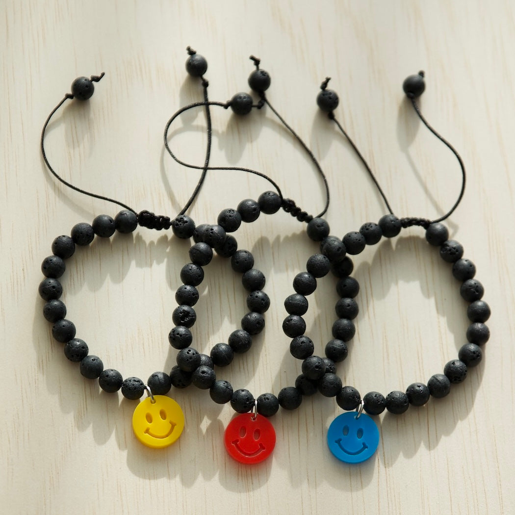 Stoere jongensarmband met lavasteen en smiley