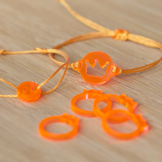 Armbandjes set – Neon oranje kroontje & smiley