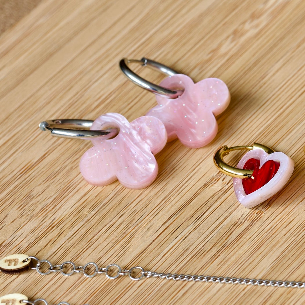 Oorbellen - creolen met roze marble klaver