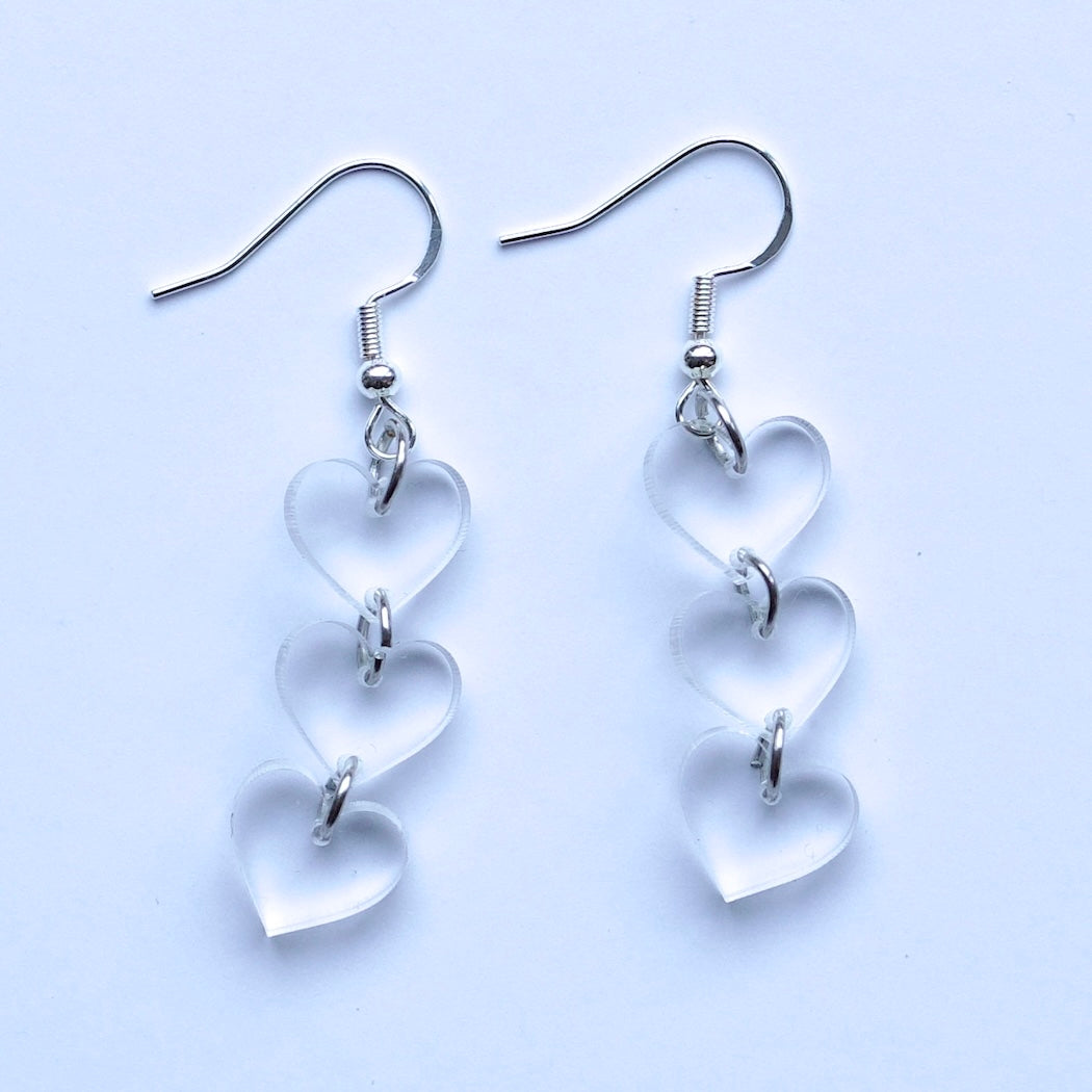 Triple hartjes oorbellen - transparant acryl