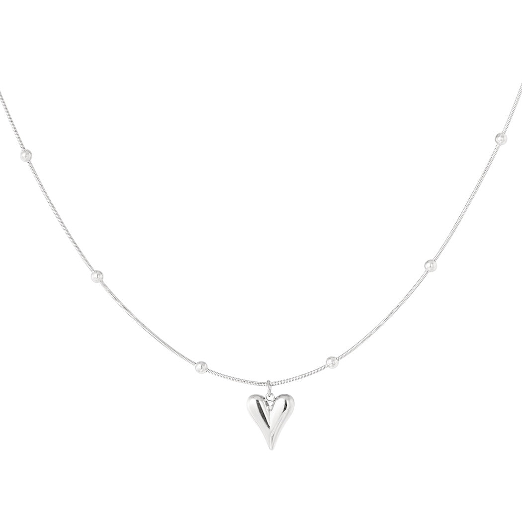 Zilverkleurige ketting met bolletjes en hartje